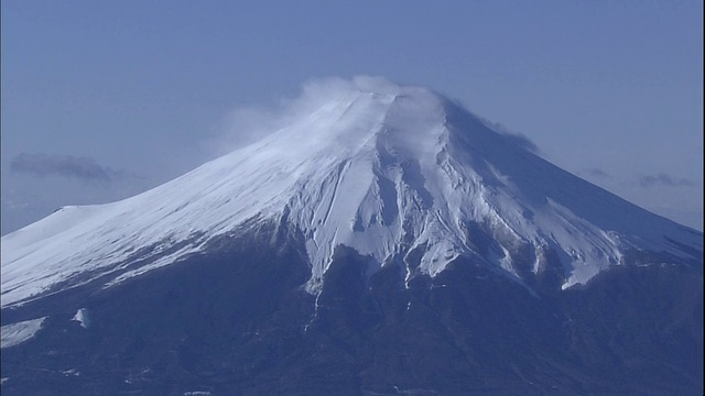 山。富士山耸立于山中湖之上。视频素材