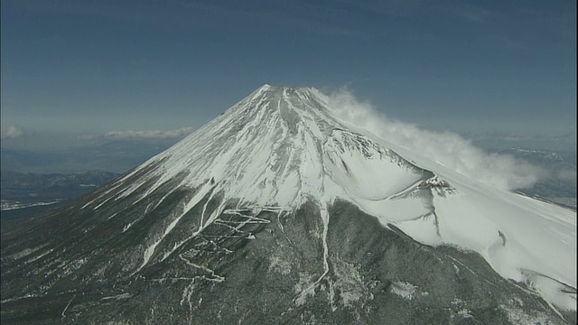 富士山山坡上的惠依火山口上覆盖着积雪。视频素材