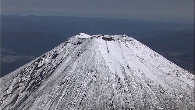 富士山的山顶覆盖着积雪。视频素材