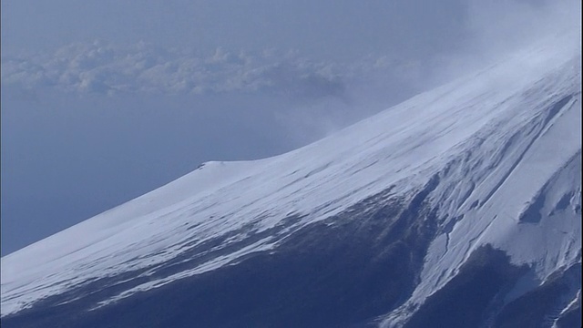 雪覆盖了富士山的山坡和山顶。视频素材