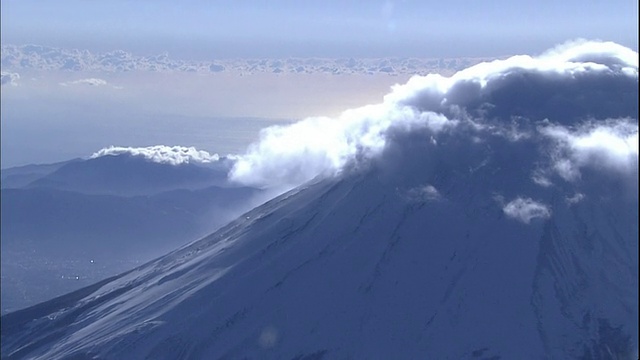 厚厚的云层覆盖着白雪皑皑的富士山山顶。视频素材