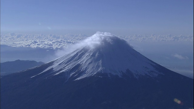 乌云聚集在白雪皑皑的富士山山顶上。视频素材