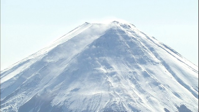 川口湖在富士山脚下闪闪发光。视频素材