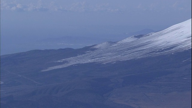 白雪覆盖的富士山与富士五湖接壤。视频素材