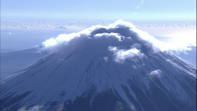 厚厚的云层笼罩着富士山的雪峰。视频素材