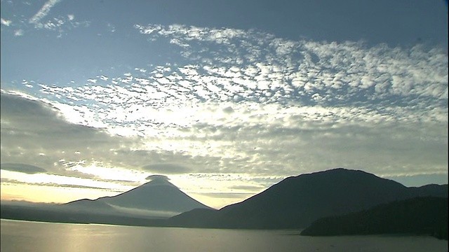 金色的光芒照耀着富士山和元津湖。视频素材