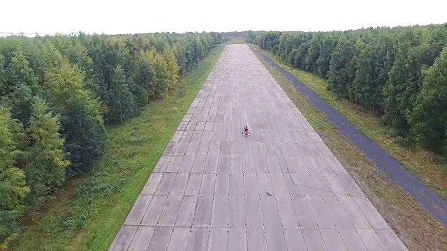 旋翼飞机从跑道起飞4k视频素材