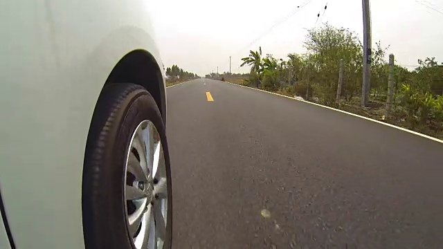 在乡村道路上开车。视频素材