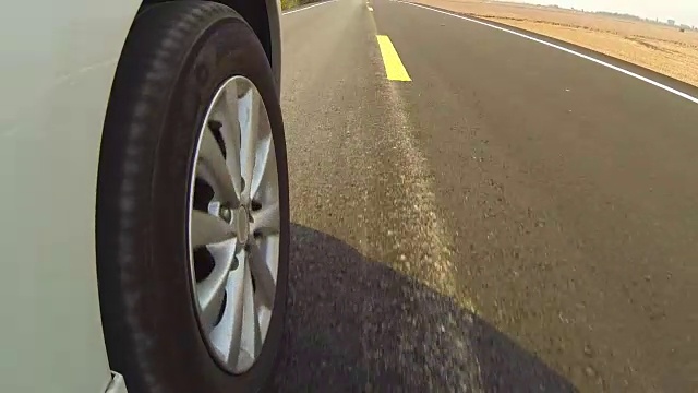 在乡村道路上开车。视频素材