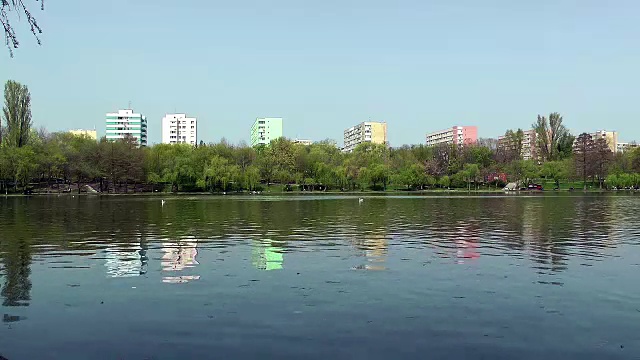 城市中的泰坦湖，现代建筑的背景，布加勒斯特视频素材