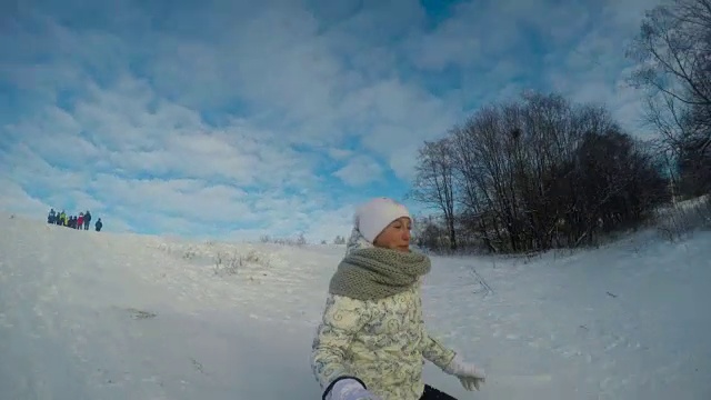 年轻的女孩滑下山坡视频素材