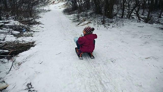 年轻的女孩滑下山坡视频素材