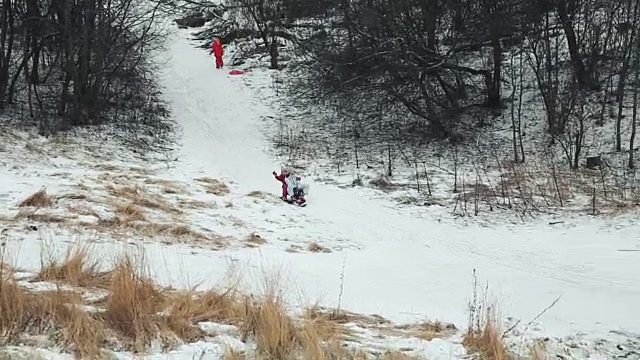 年轻的女孩滑下山坡视频素材