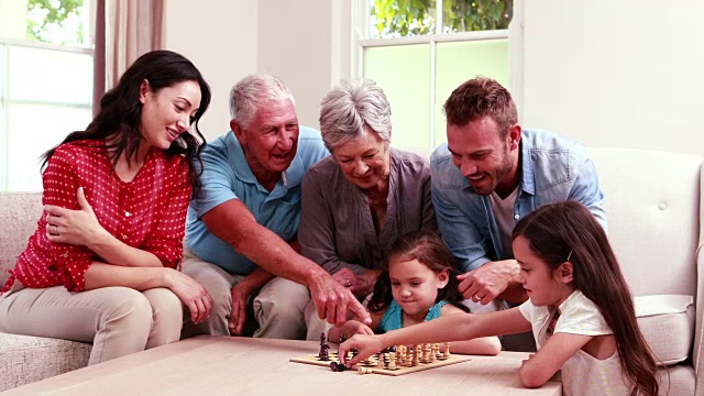 微笑家人下棋视频素材