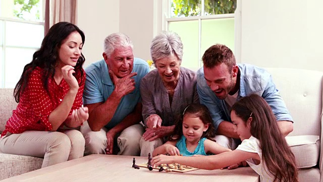 微笑家人下棋视频素材