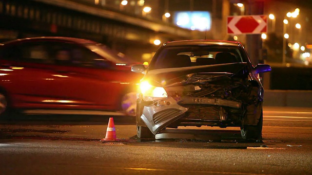 夜间公路碰撞视频素材