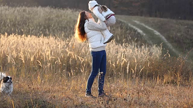 妈妈和女儿散步视频素材