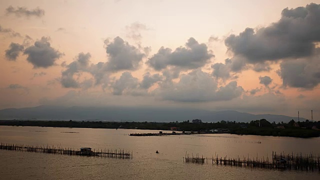 夕阳下的渔民水村在泰国。视频素材