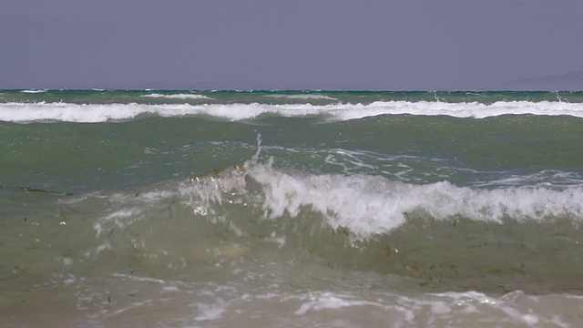 强烈的海浪和泡沫视频素材