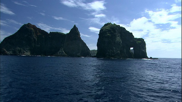 日本小笠原群岛的佑美岛和Maguroana上空漂浮着白云。视频素材