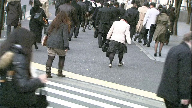 商人和妇女走过人行横道。视频素材