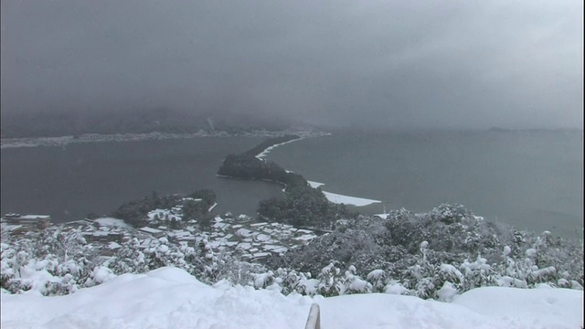 大雪覆盖了日本天之桥沙洲的海滩。视频素材