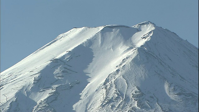 雪覆盖了富士山的山顶。视频素材