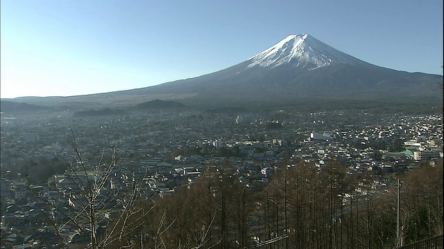 富士吉田市与白雪皑皑的富士山接壤。视频素材