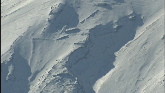 白雪覆盖的富士山在山谷的底部投下了阴影。视频素材