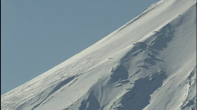 雪覆盖了富士山的山坡和山顶。视频素材