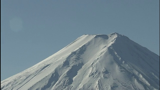 雪覆盖了富士山的山坡和山顶。视频素材