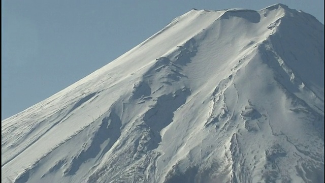 登山者从富士山附近的山坡上往下爬。视频素材