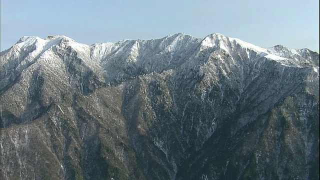 雪覆盖了日本的石嘴山。视频素材