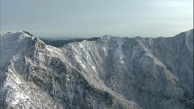 日本陡峭的四国山脉和石嘴山被大雪覆盖。视频素材