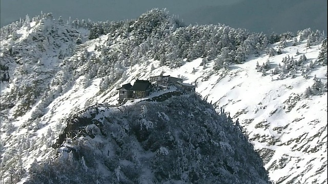 日本白雪覆盖的石嘴山山顶上有一座神社。视频素材