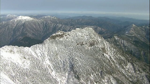 日本石嘴山和陡峭的四国山被大雪覆盖。视频素材