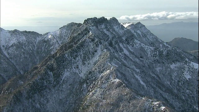 日本四国山和石嘴山被大雪覆盖。视频素材