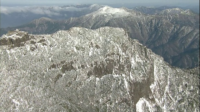 在日本，大雪覆盖着陡峭的四国山脉和石嘴山。视频素材