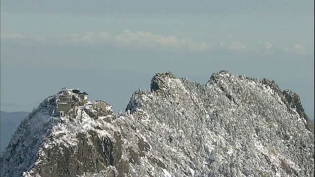 日本的石嘴山和四周的四国山被大雪覆盖。视频素材