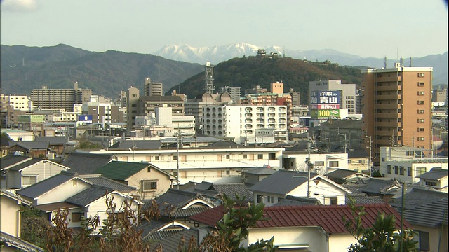 松山城堡位于一座俯瞰日本松山的小山上。视频素材