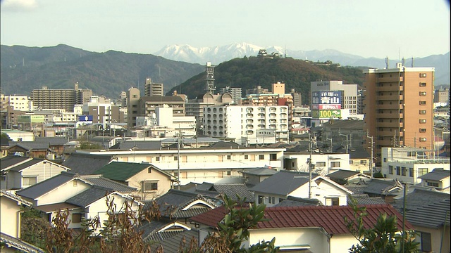 从松山城堡可以俯瞰日本石嘴山附近的松山。视频素材