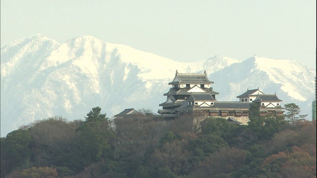 白雪皑皑的石嘴山耸立在日本的松山城堡之上。视频素材