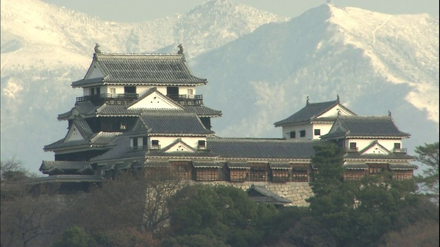 石嘴山耸立在日本的松山城堡之上。视频素材