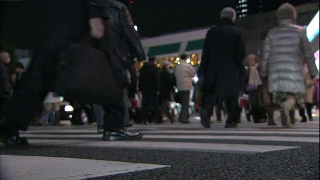 行人在东京品川火车站前走人行横道。视频素材