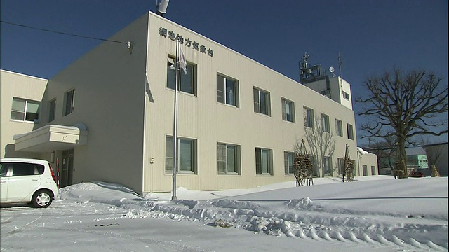 北海道桥下气象台被雪包围视频素材