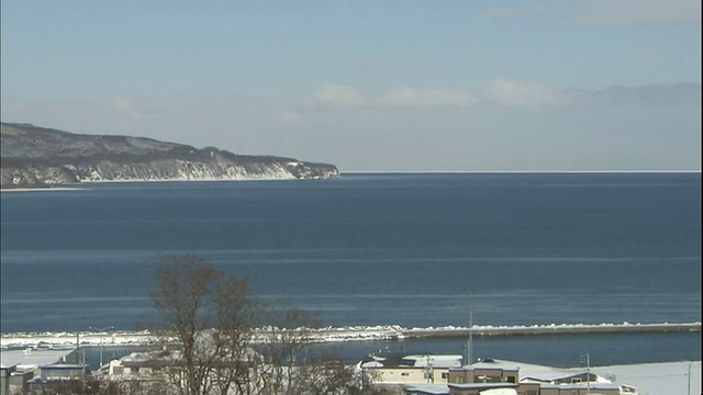 日本北海道桥下港，浮冰漂浮在远处的地平线上。视频素材