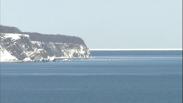 日本北海道桥下港，浮冰漂浮在远处的地平线上。视频素材