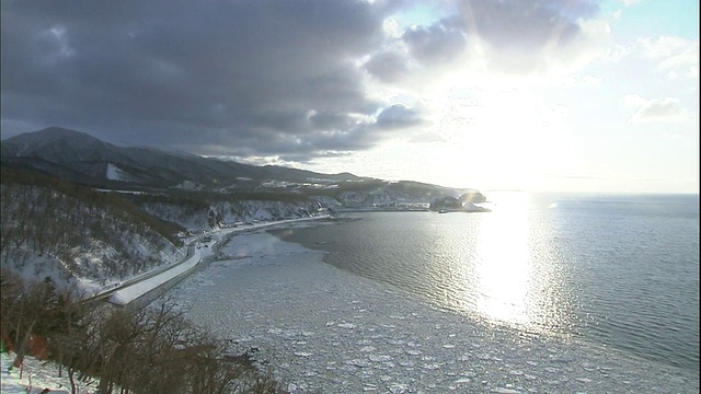 太阳照耀在日本北海道普云尼角海岸的浮冰上。视频素材