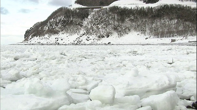 海浪冲刷着日本北海道普云角的冰雪海岸。视频素材