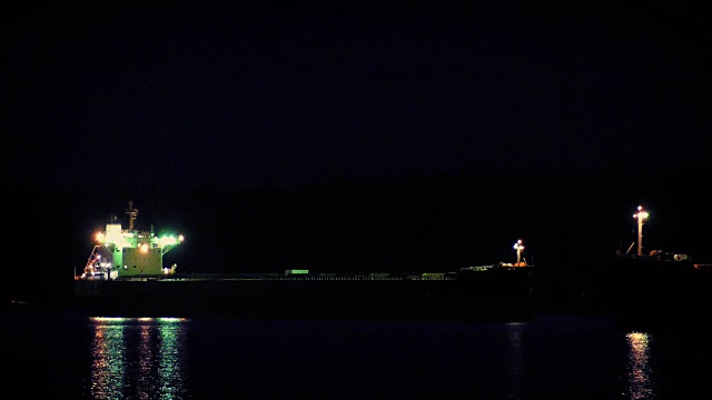 油轮在海湾的夜晚视频素材